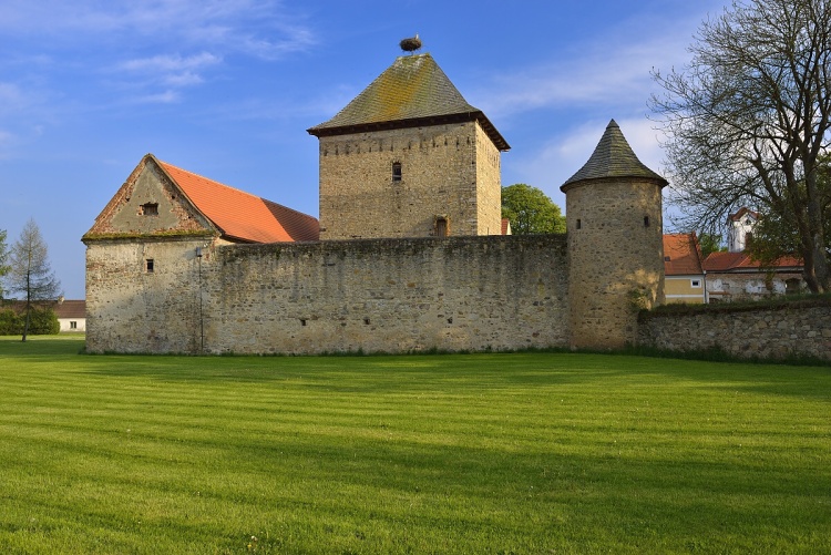 Barochovská (dolní) tvrz Kestřany