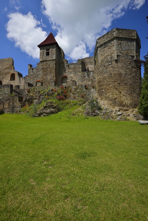 zřícenina hradu a zámek Klenová